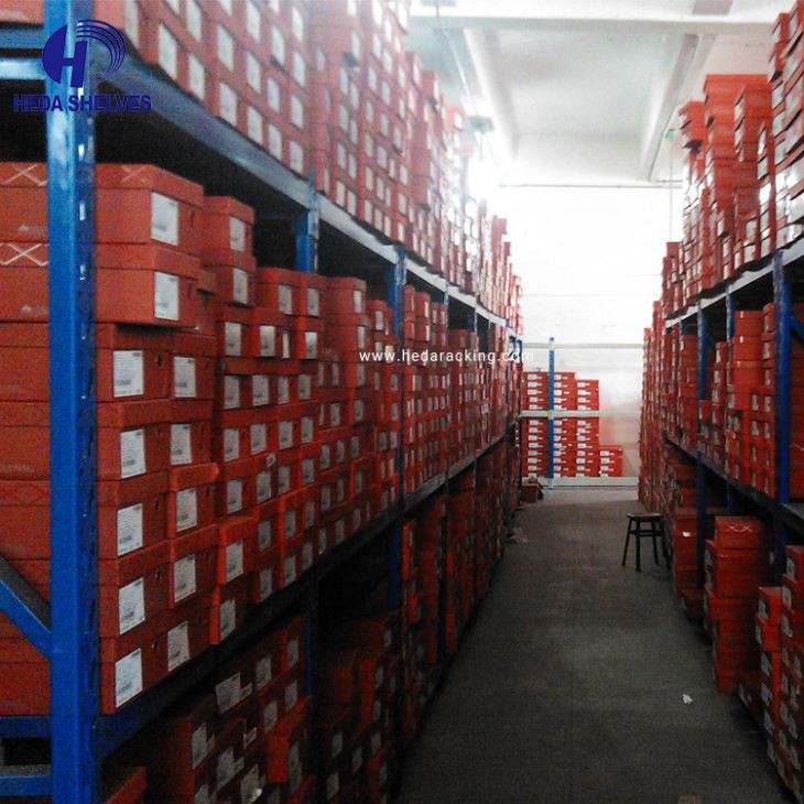 Sistema de estanterías para zapatos de almacén