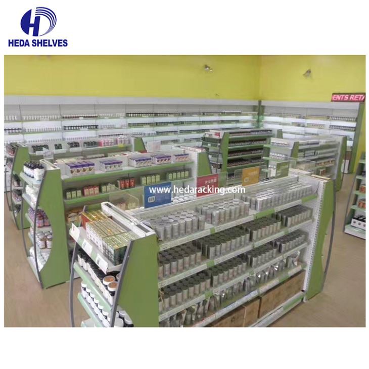 Diseño de estanterías de farmacia de color verde.